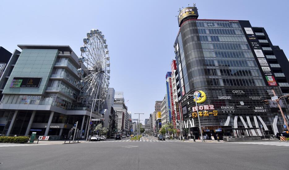 名古屋市の繁華街、栄の街角。これまで外国人観光客でごった返していたディスカウントストアや、アイドルグループのライブが行われていた商業施設周辺もひっそり（5月2日午前11時ごろ、花井知之撮影）