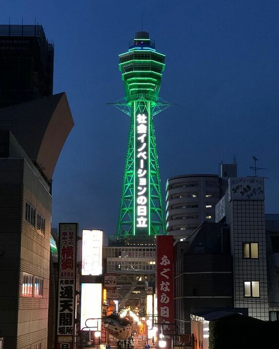 ［写真］大阪モデル7日連続基準達成で緑色に輝く通天閣＝14日午後7時すぎ、大阪市浪速区で