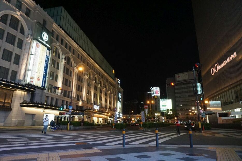 なんば高島屋付近も人通りがほとんどない＝6日午後9時ごろ