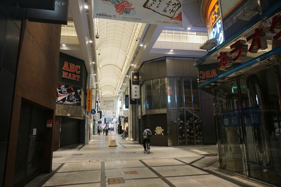 戎橋筋商店街の午後8時半ごろの光景とは思えない風景