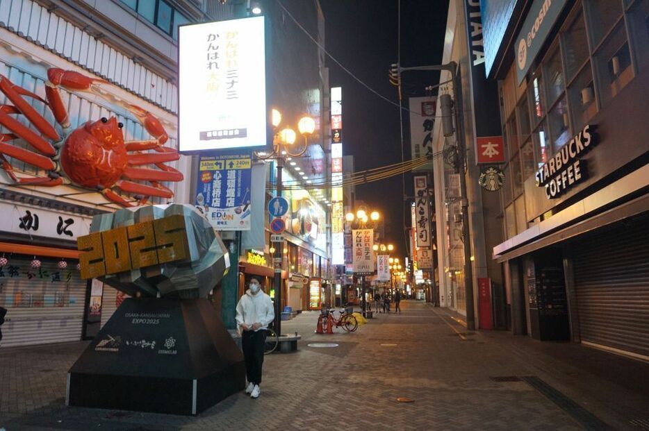 大きなカニの看板も寂しそうだ