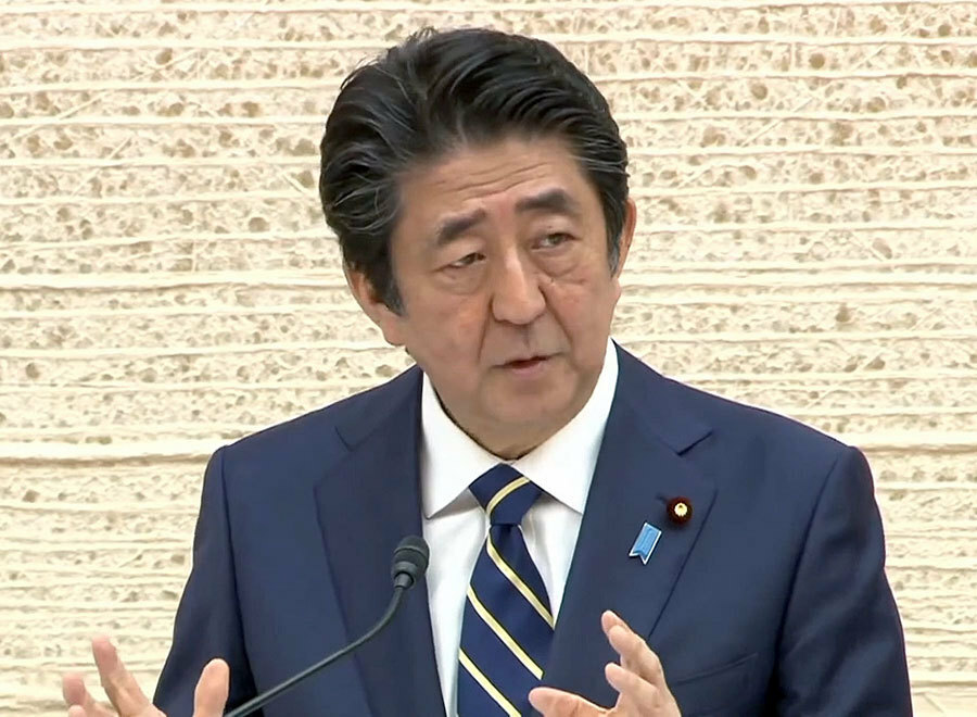 会見する安倍首相＝5月14日