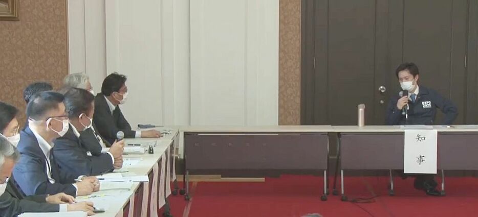 [写真]大阪府庁で開かれた新型コロナウイルス対策本部会議