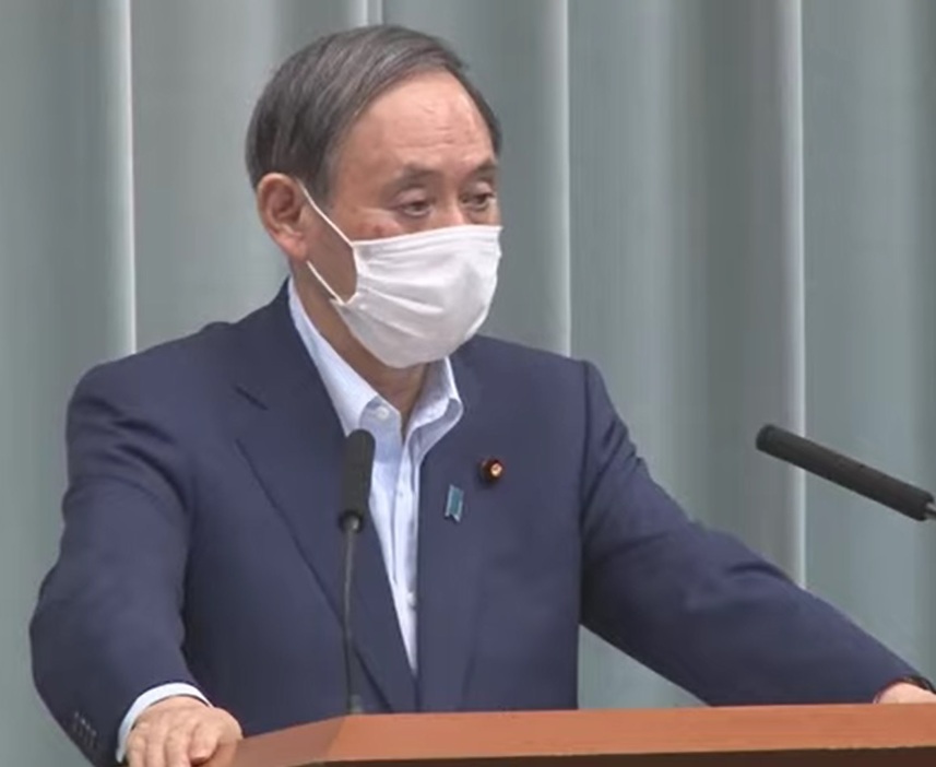 記者会見する菅官房長官