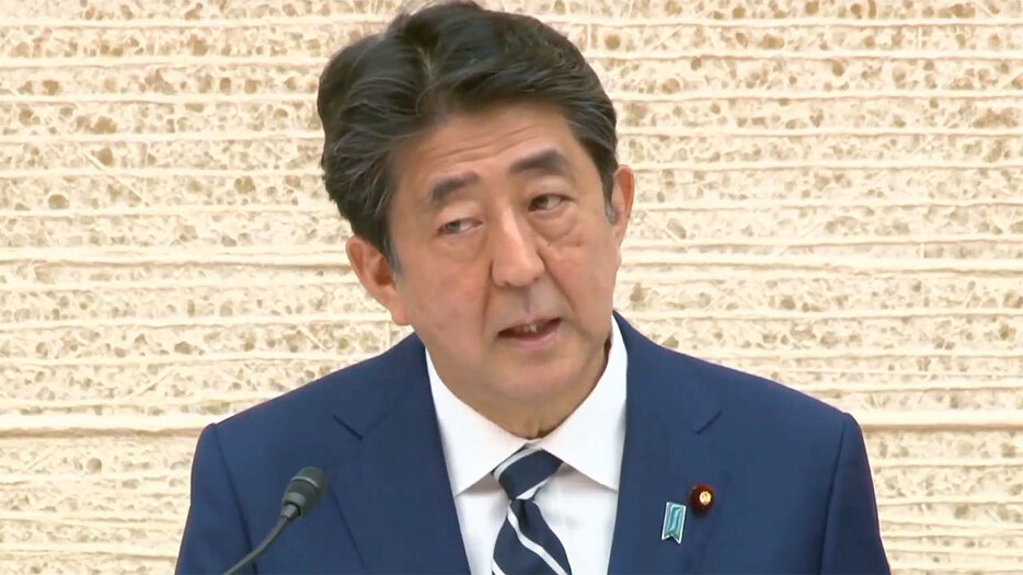 会見する安倍首相＝5月25日