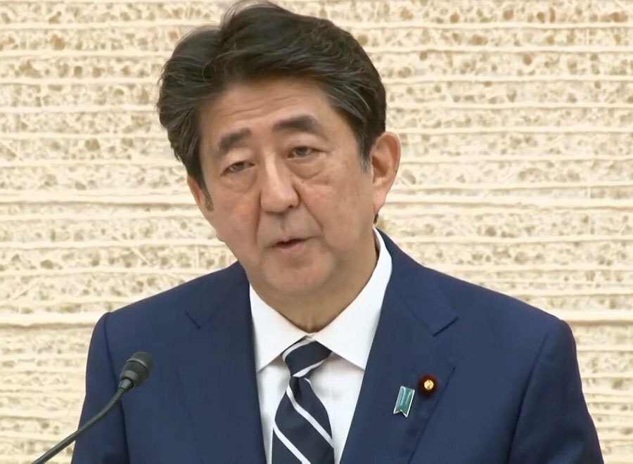 会見する安倍首相＝5月25日