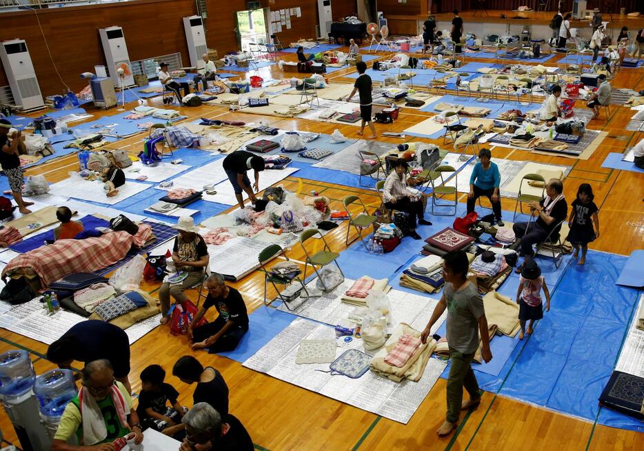平成30年7月豪雨（西日本豪雨）時の避難所（写真：ロイター/アフロ）