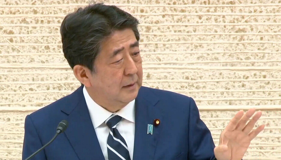 会見する安倍首相＝5月25日