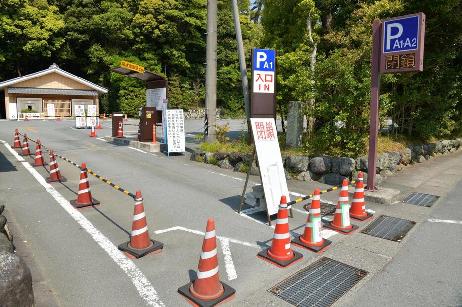 三重県の伊勢神宮周辺の公営駐車場はすべて閉鎖。神戸市から来たという7人連れの主婦は「近所の知り合いのところに車を停めて歩いてきた」という（5月2日午前9時半ごろ、加藤直人撮影）