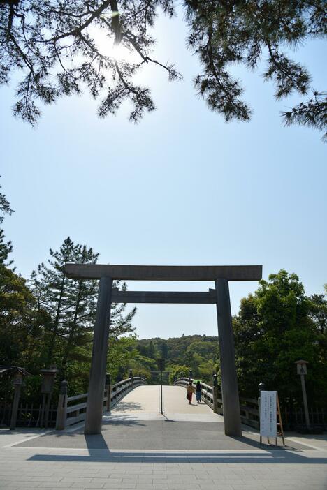 三重県の伊勢神宮。内宮の入り口にかかる宇治橋も静かだが、ぽつりぽつりと参拝客が橋を渡っていた（5月2日午前9時半ごろ、加藤直人撮影）