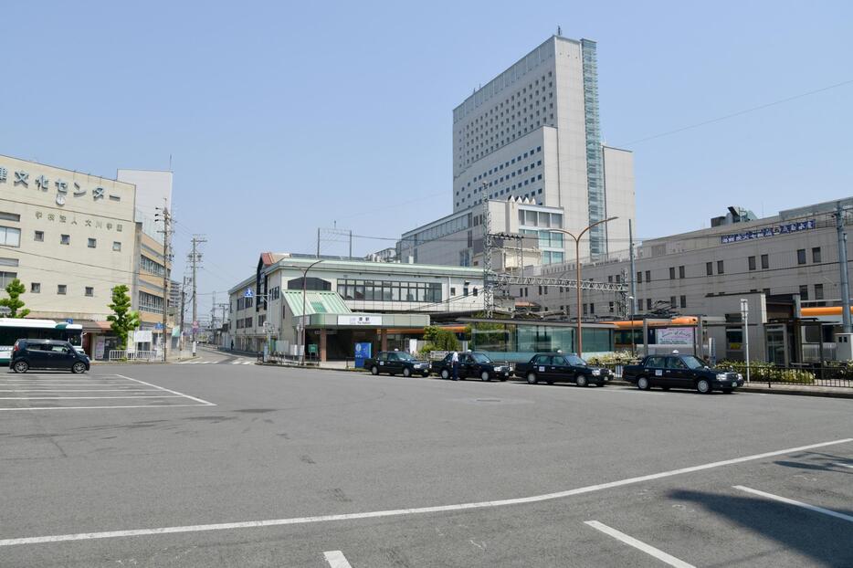 三重県の県庁所在地である津市。JRと近鉄の乗降客はほとんどなく、駅前のタクシー運転手も手持ちぶたさの様子だった（5月2日午前11時ごろ、加藤直人撮影）