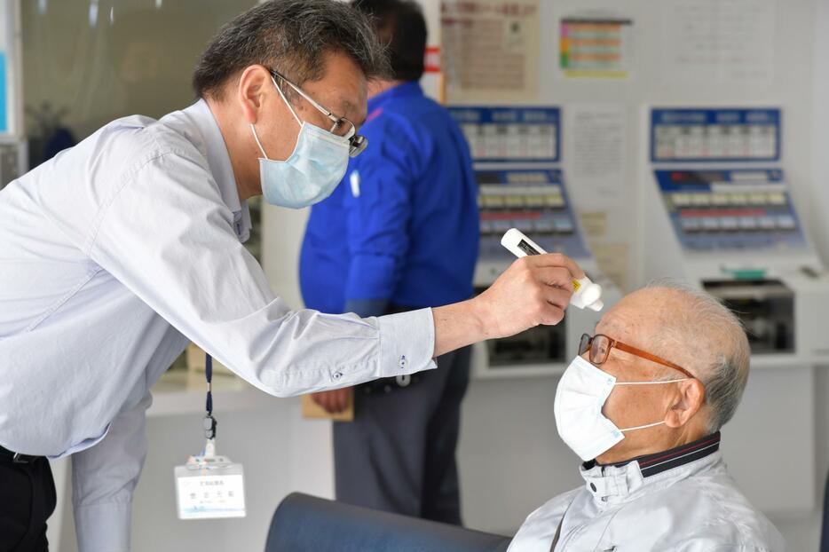 三重県鳥羽市の離島に渡る市営定期船が出航する鳥羽マリンターミナルでは、待合室で検温も実施されていた（5月2日午前9時ごろ、加藤直人撮影）