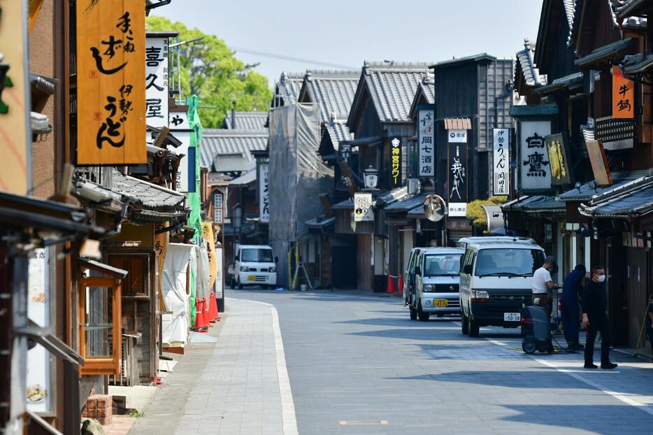 三重県の伊勢神宮に隣接する「おはらい町通り」。例年なら書き入れどきだが、今はほとんどの商店が休業し、地元の関係者が行き来するぐらいだ（5月2日午前9時ごろ、加藤直人撮影）