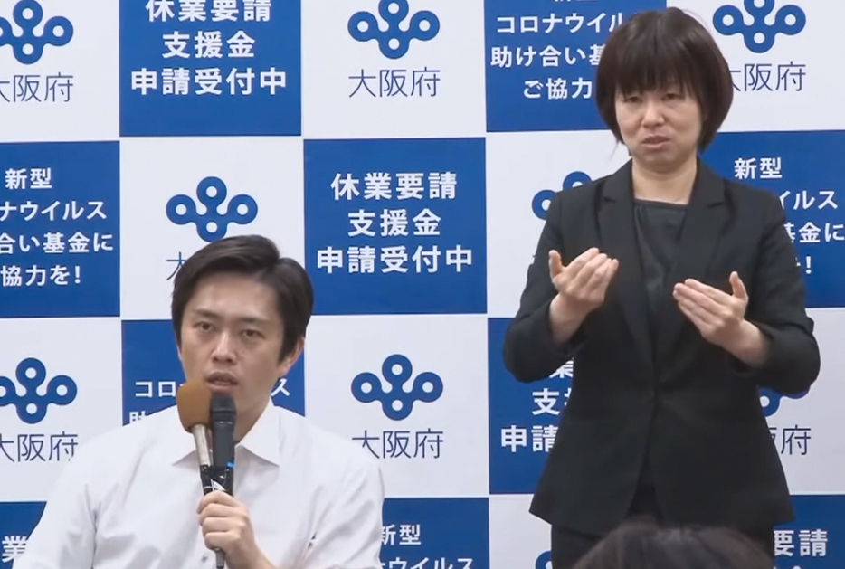 「コロナをコントロール下に置くまでは大阪モデルを続けていきたい」と吉村府知事（左）
