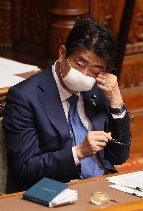 [写真]2020年5月29日、衆議院本会議に出席した安倍首相。この日の参議院本会議では年金制度法改正案が可決、成立した（つのだよしお/アフロ）