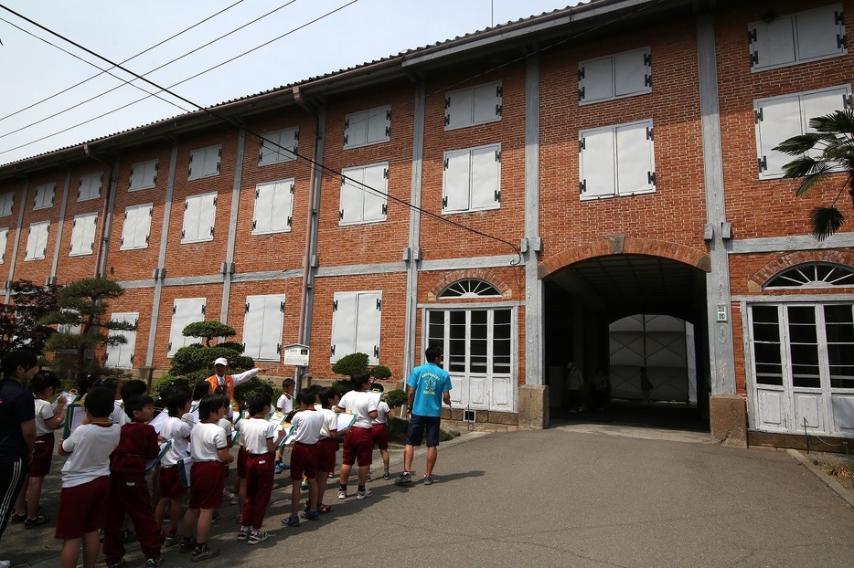 [写真]世界遺産登録が確実となった旧富岡製糸場。連日大勢の見物客が押し寄せる。