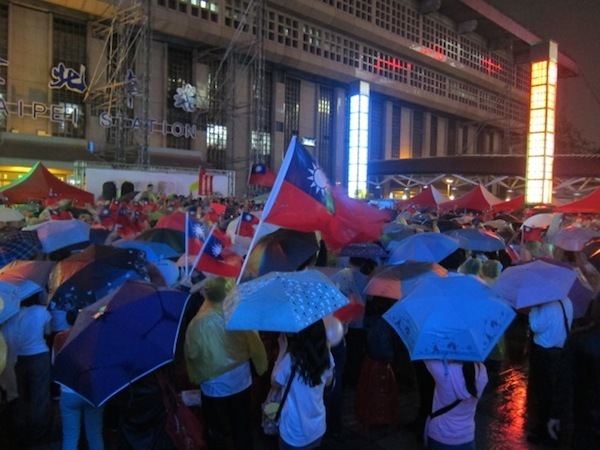 [写真]台湾駅前には500人ほどの人びとが集まった