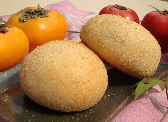 [画像]日野特産のカキやトマトを使用した焼きカレーパン