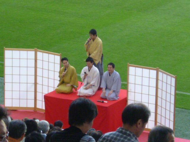 [写真]4人の落語家が観客1200人の前で落語を披露した＝神戸市兵庫区で