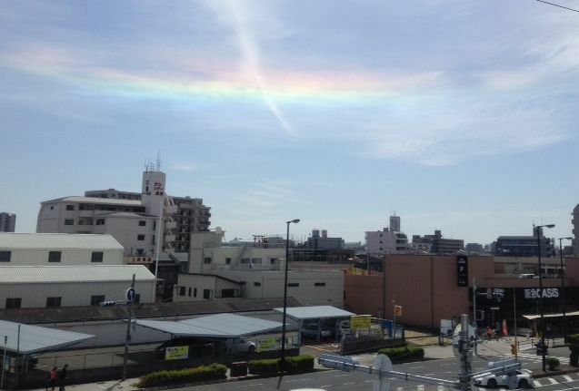 [写真]大阪の空に「七色の帯」が広がった＝4日午後1時半ごろ、大阪市東住吉区で