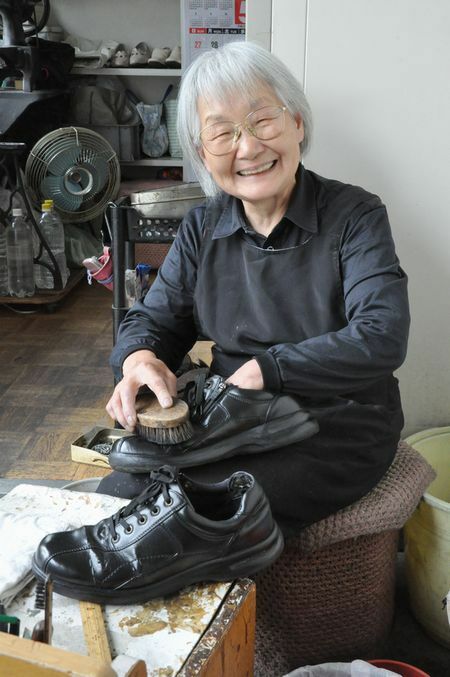 [写真]丹念に靴を磨く西田典子さん＝大阪市福島区で