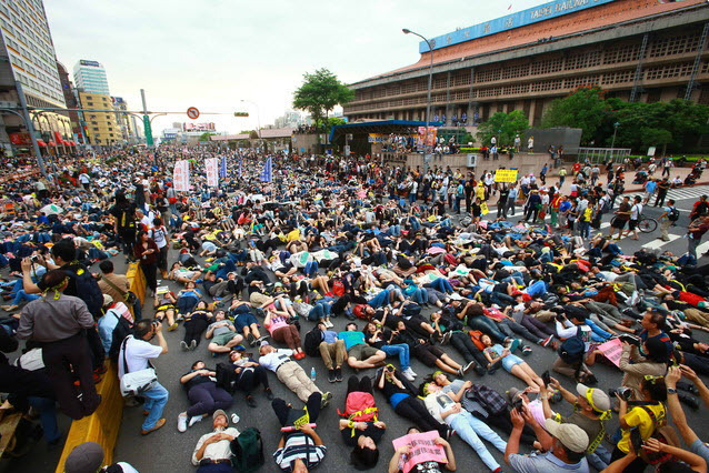 [画像]4月27日、反原発デモで台北駅前の道路を占拠する台湾の市民（地元紙「アップルデイリー」より）