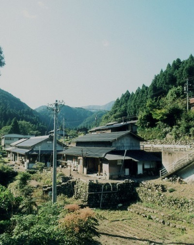 [画像]岐阜県山県市の北部、山間にある里山集落。美しい川や緑のなかで昔ながらの暮らしが営まれ、ゆったりと時間が流れている。