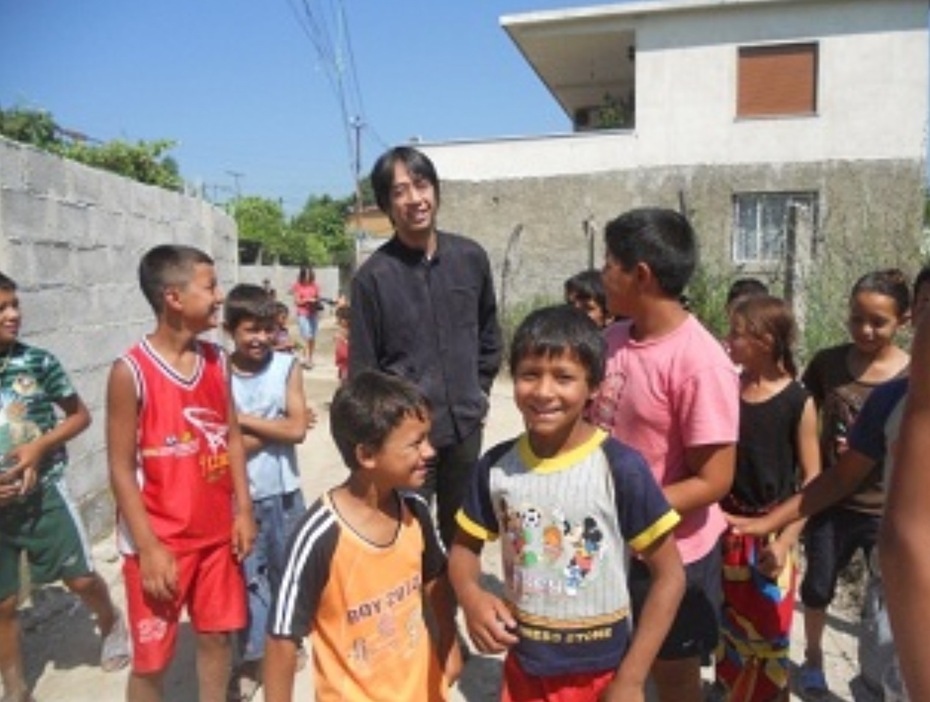 [画像]アルバニアの子どもたちと柳澤さん 日本の東日本大震災の津波を心配してくれたという
