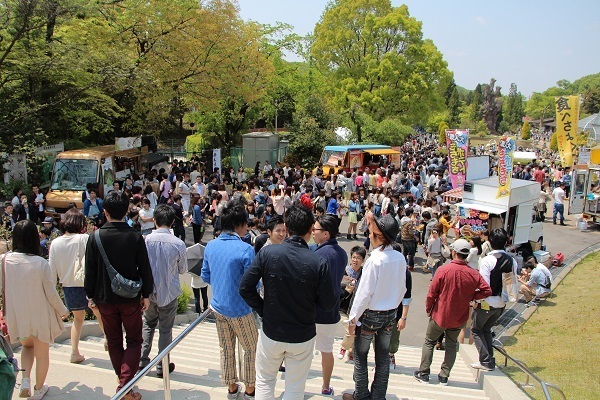 【画像】出会いのるつぼと化したメイン会場の洋風庭園周辺。熱気に飲み込まれそう