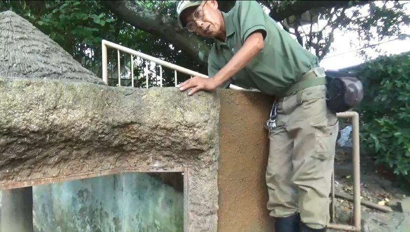 [写真]ミーアキャット逃走について説明をする、みさき公園動物グループマネジャーの堀内成浩さん。堀内さんの足元にある扉からシオンが飛び出した=20日午後6時ごろ、大阪府岬町で（撮影：柳曽文隆）