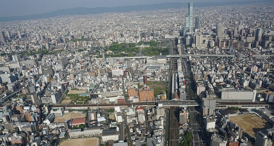 [写真]JR 、南海の新今宮駅付近の空撮。あべのハルカスや通天閣もみえる＝2018年4月30日、大阪市浪速、西成両区境界付近で（撮影：柳曽文隆）