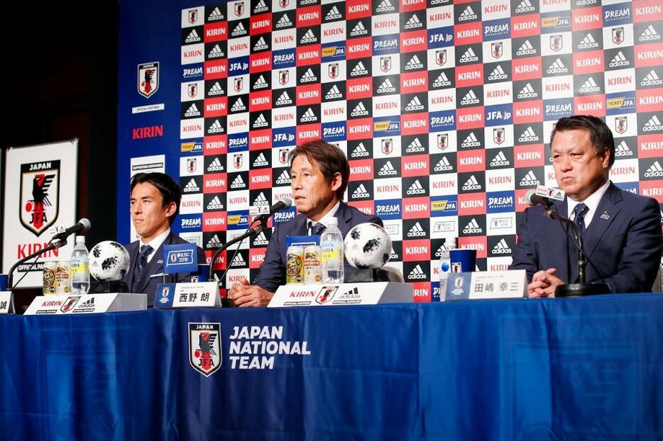 [写真]帰国会見に臨む西野監督（中央）と長谷部主将（左端）、田嶋会長（森田直樹/アフロスポーツ）