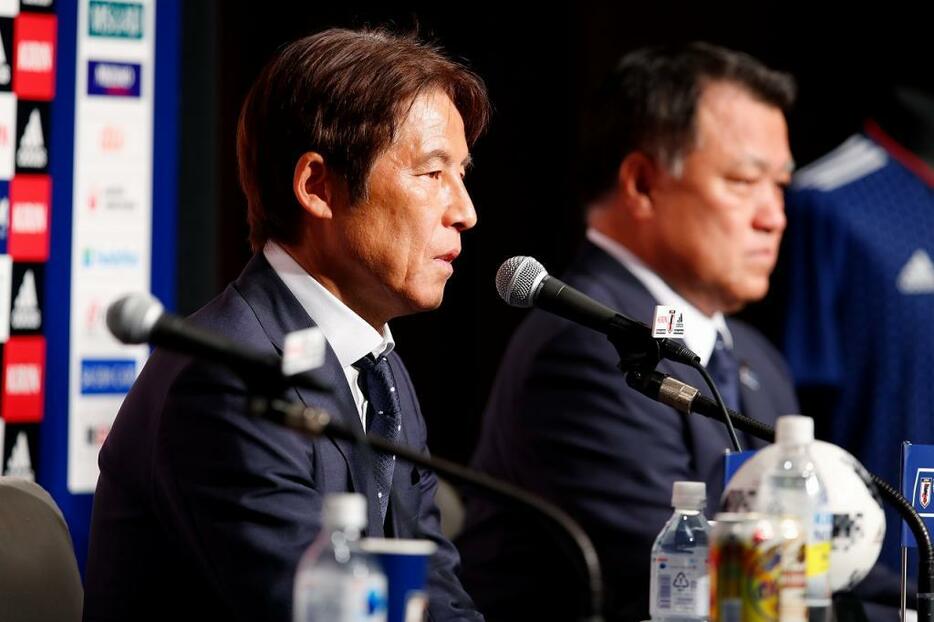 [写真]帰国会見に臨む西野監督（左）と田嶋会長（森田直樹/アフロスポーツ）