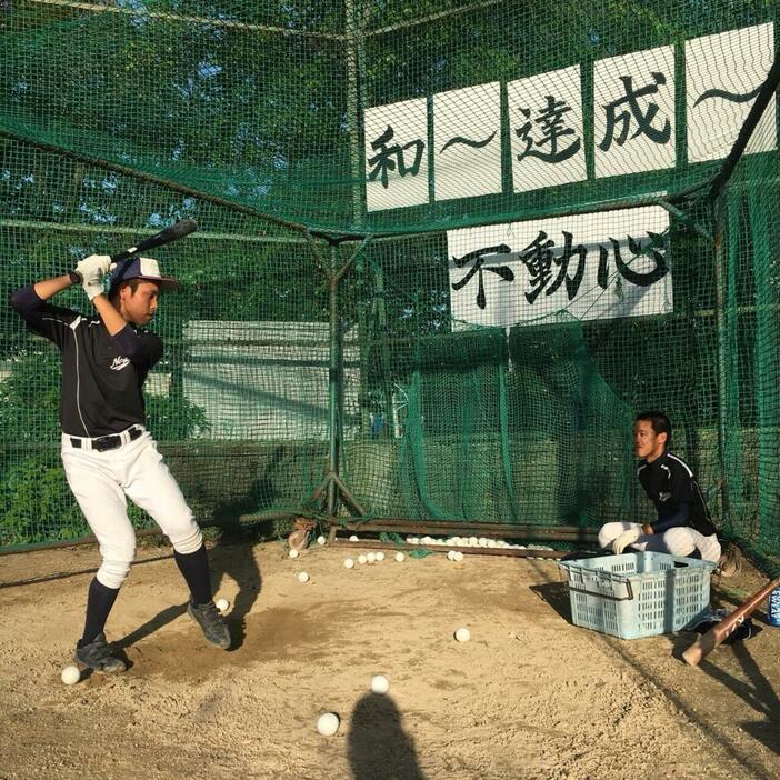 寝屋川高のチームスローガンは「和～達成～」と「不動心」だ（写真・寝屋川高野球部提供）