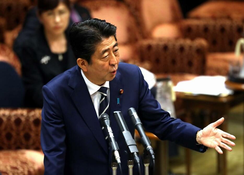 [写真]2017年7月25日に参院予算委で開かれた閉会中審査。この場で安倍首相は加計学園の重医学部新設計画を知ったのは2017年1月20日だと答弁した（つのだよしお/アフロ）