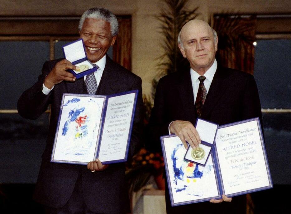 [写真]核廃棄を決めた南アデクラーク大統領（右）。アパルトヘイト撤廃したことで、1993年にマンデラ氏とともにノーベル平和賞も受賞している（ロイター/アフロ）