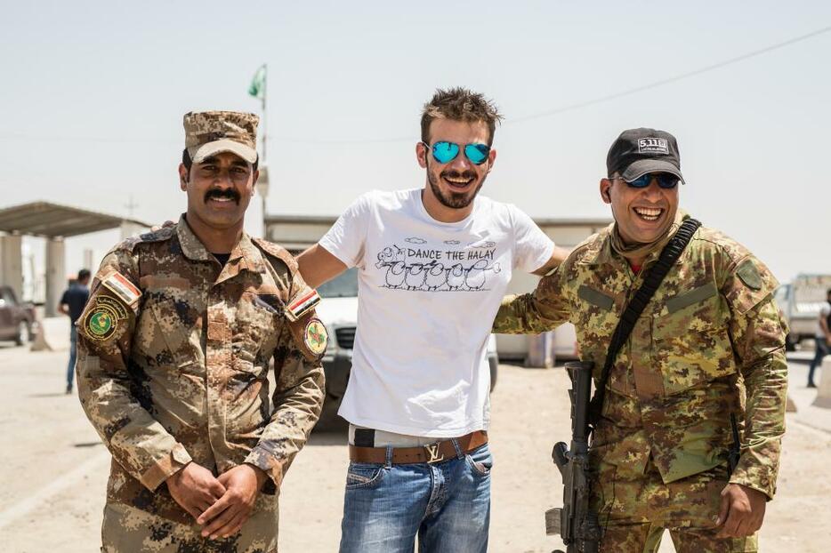 [写真]検問所のイラク軍兵士と冗談を言い合うマジッド