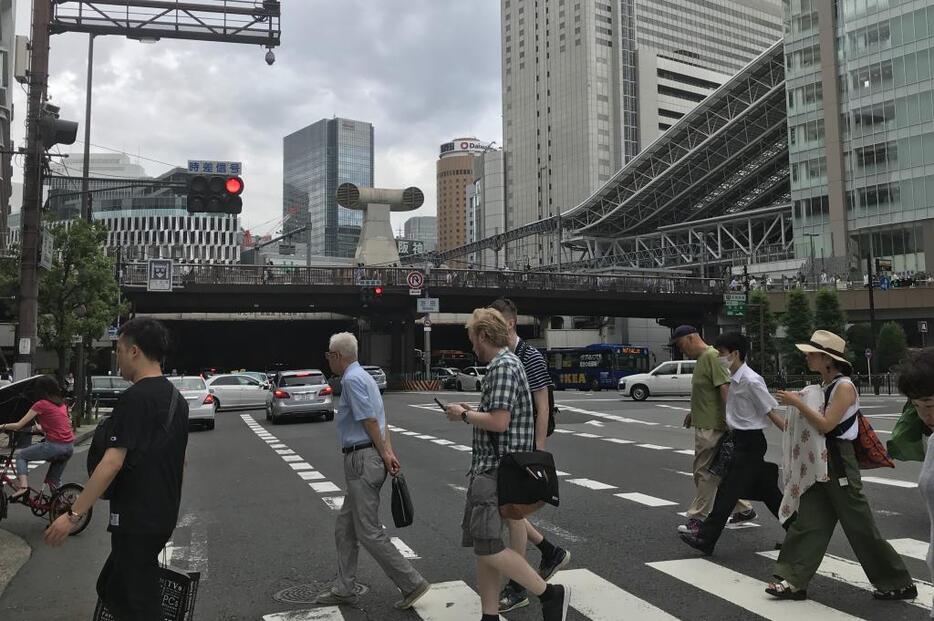 ［写真］午後になると大阪市内では一時雨も降ったが、暑さは変わらない＝2日午後2時45分ごろ、大阪市北区で