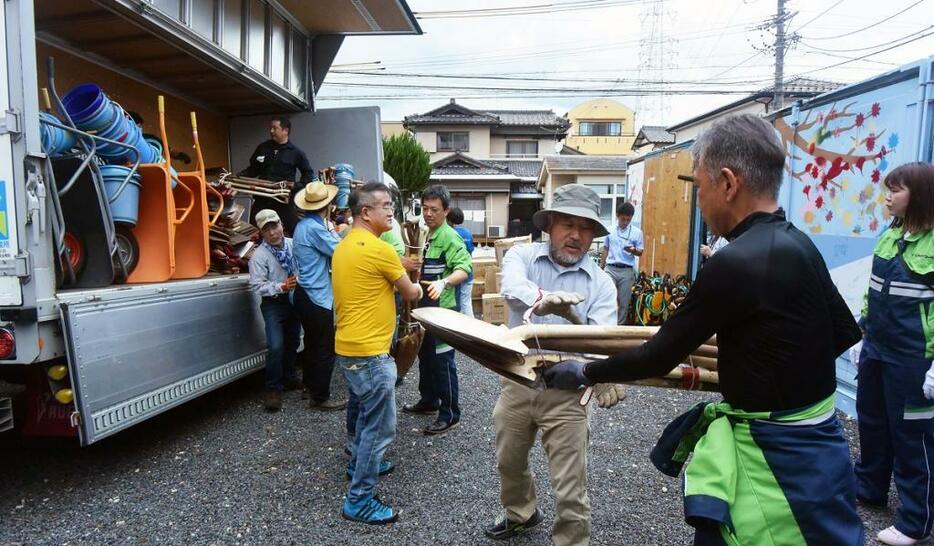 名古屋市名東区の倉庫で広島の被災地に向けた資器材を積み込むボランティアたち