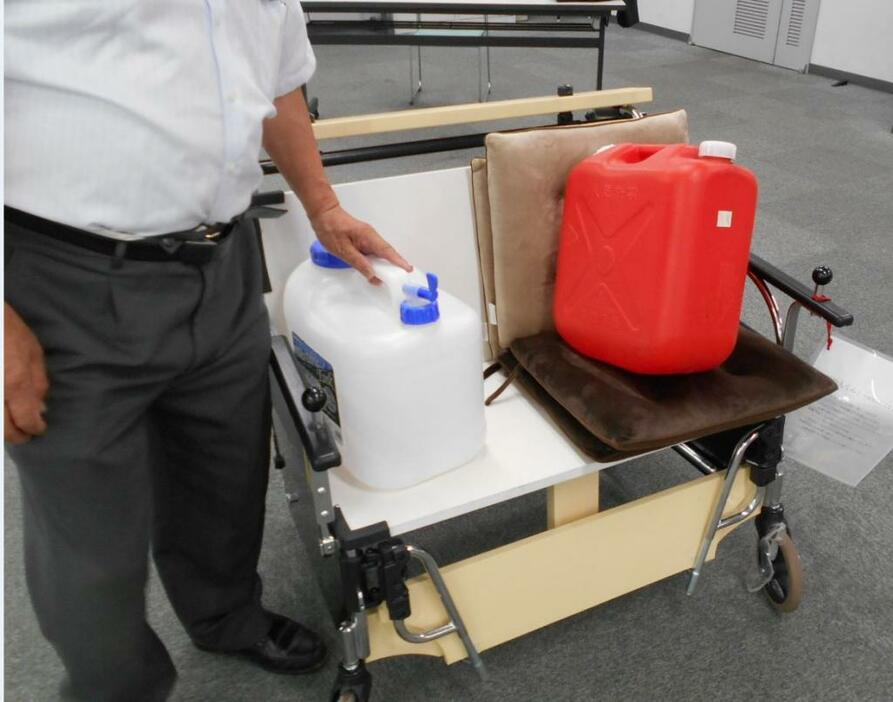 [写真]飲料水タンクなど災害時の物資の運搬にも活用できる