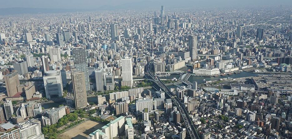 [写真]左端に大阪市北区中之島のリーガロイヤルホテル、右側に大阪市中央卸売市場がみえる。中央上には、あべのハルカスも写る＝2018年4月、大阪市福島区付近で（撮影：柳曽文隆、協力：小川航空）