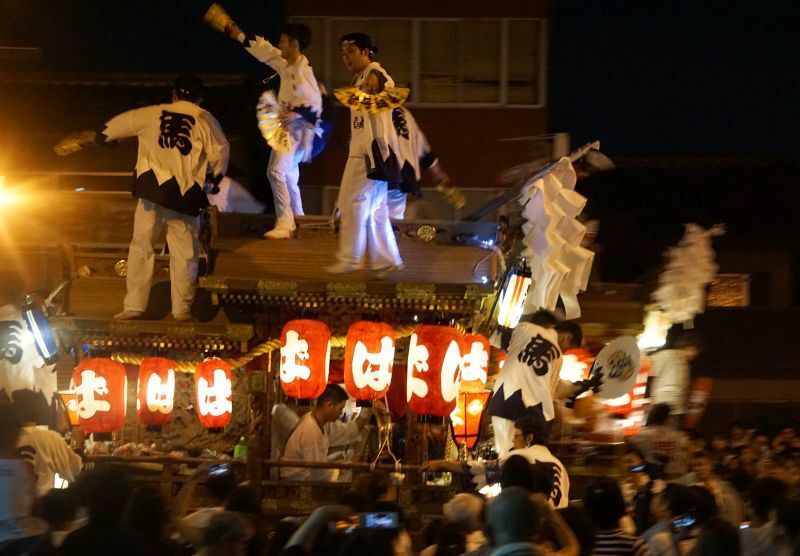 [写真]勢いよく走るだんじり。周囲では踊る人たちも=12日午後10時すぎ、大阪市平野区で（撮影：柳曽文隆）