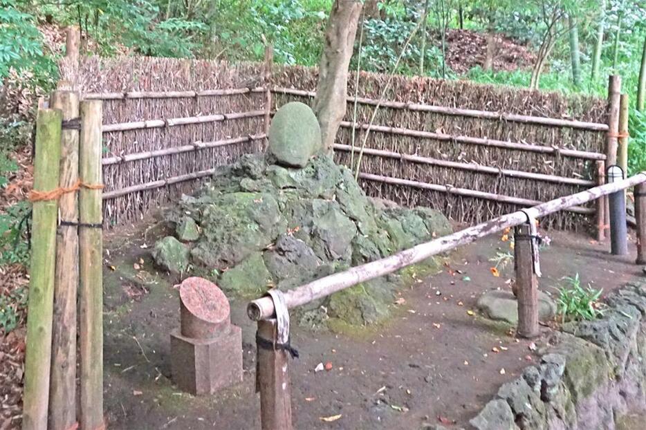 竹採公園内にある「竹採塚」＝富士市比奈