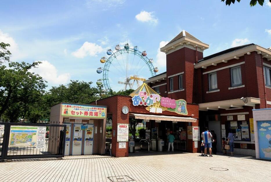 あらかわ遊園の入り口。正面に見える観覧車が新しく建て直される予定