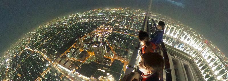 [写真]あべのハルカスの300メートル地点から夜景を眺められるようになる＝11日午後7時50分ごろ、大阪市阿倍野区で撮影：柳曽文隆）