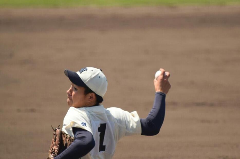 チームを引っ張るのはエースの藤原だ（写真・寝屋川高校野球部提供）