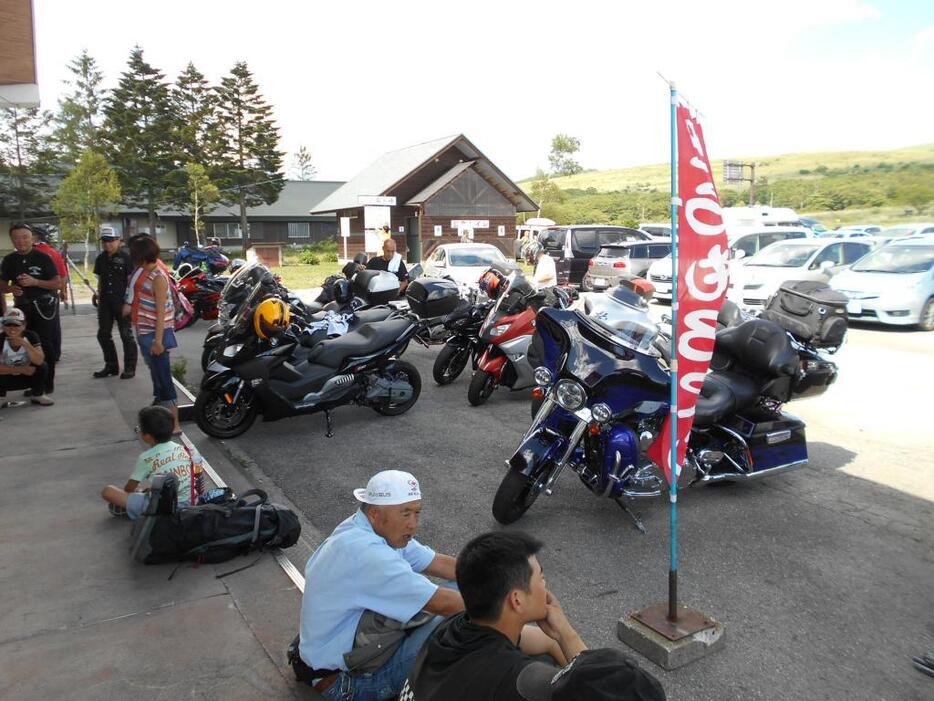 [写真]中高年、若者ライダーでにぎわう霧ヶ峰高原（15日）