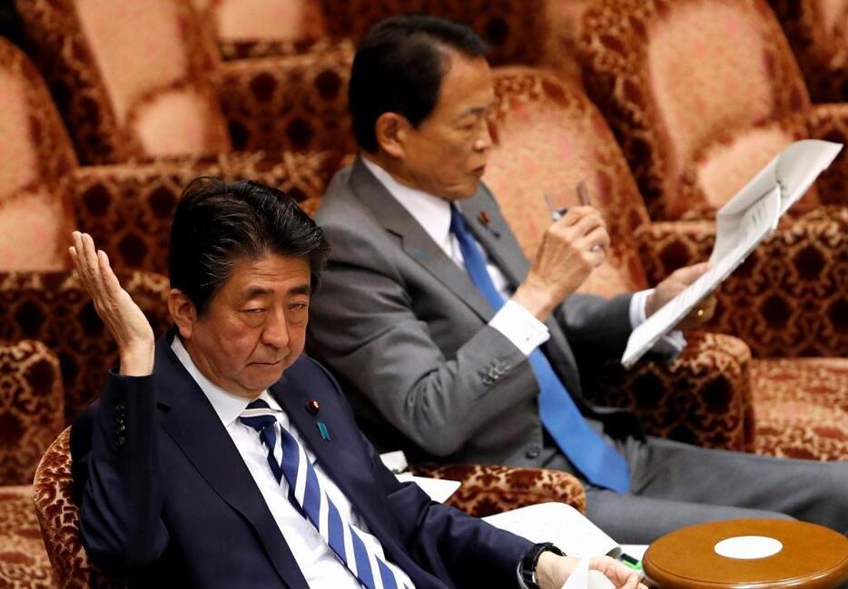 [写真]森友学園をめぐる決裁文書改ざん問題は前半国会を揺るがした。写真は3月19日の参院予算委での集中審議（ロイター/アフロ）