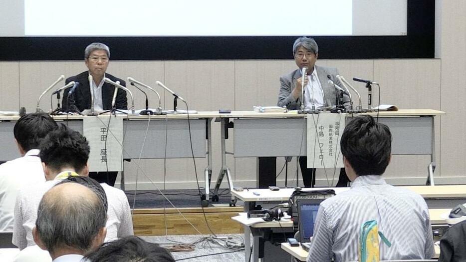 [写真]会見を行った専門家会議の平田座長（左）と中島フェロー（右）