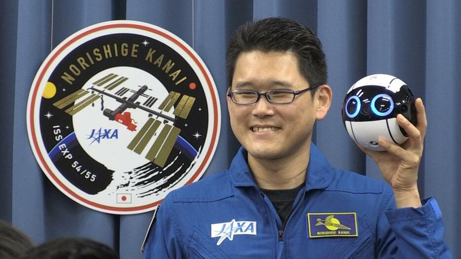 [写真] ISSでの長期滞在を終え、帰国会見に臨んだ宇宙飛行士の金井宣茂さん